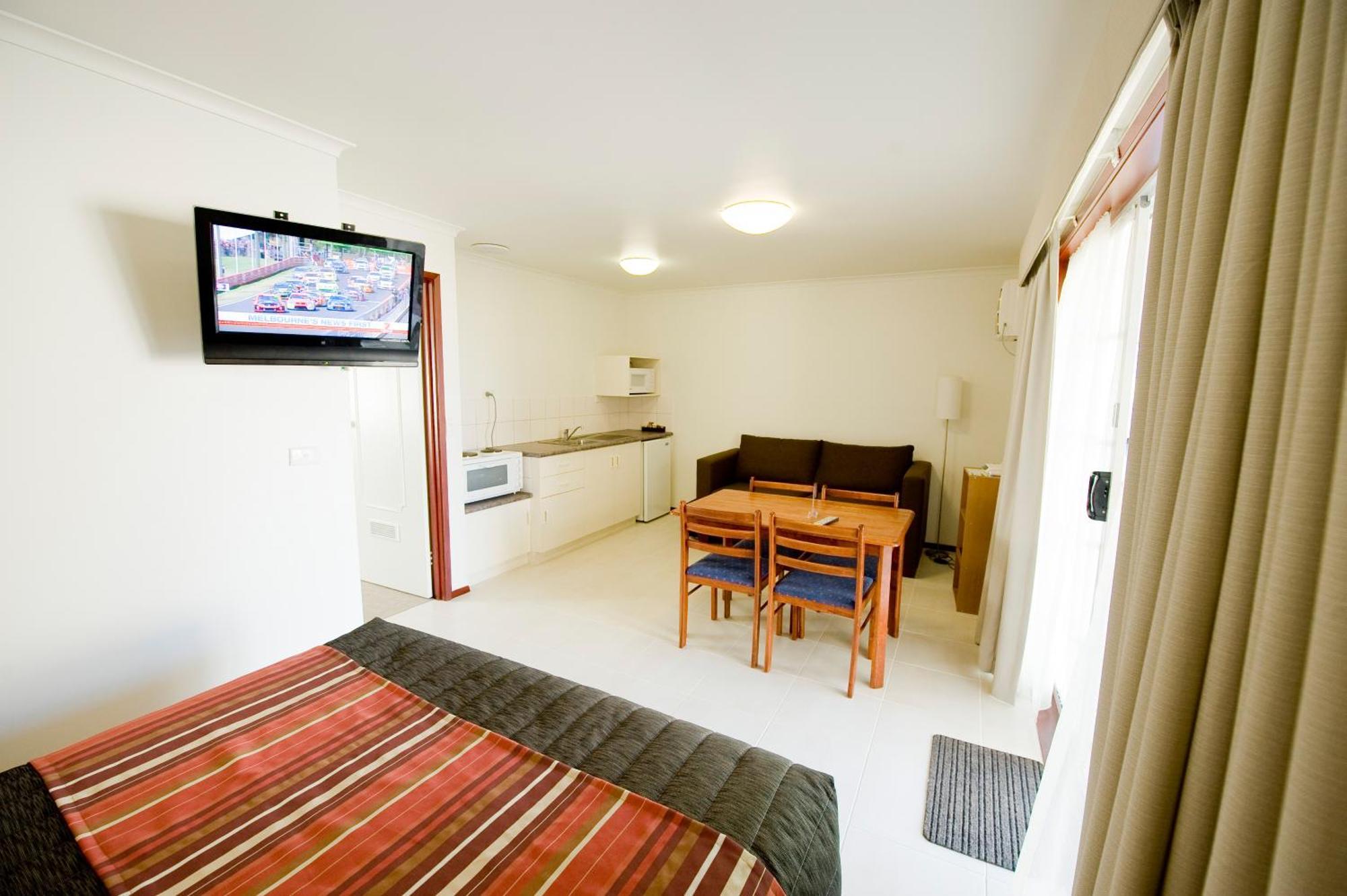 Redwood Manor Motel Apartments Warrnambool Exterior photo