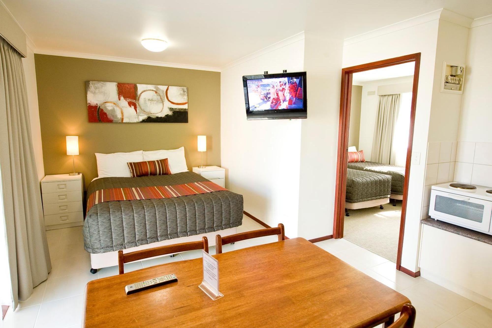 Redwood Manor Motel Apartments Warrnambool Exterior photo