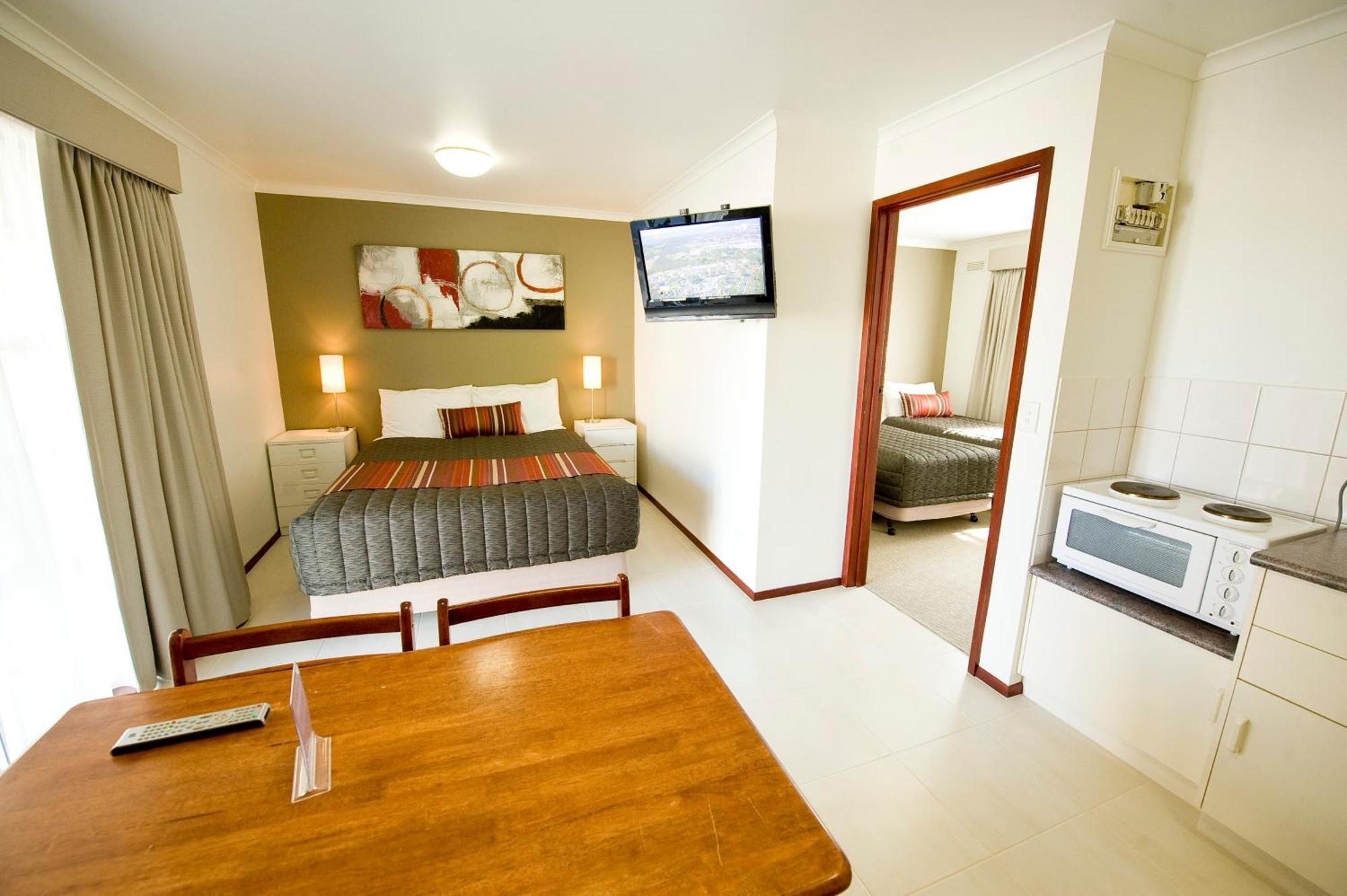 Redwood Manor Motel Apartments Warrnambool Exterior photo