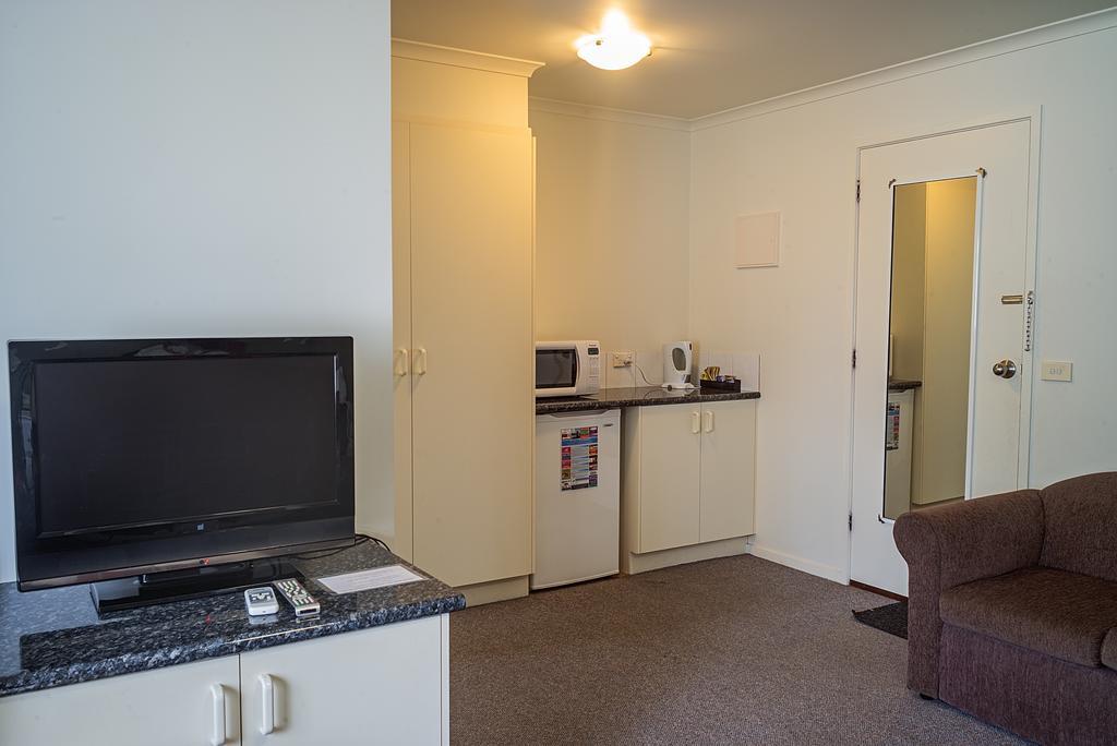Redwood Manor Motel Apartments Warrnambool Exterior photo