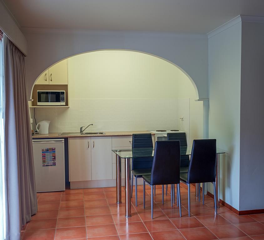 Redwood Manor Motel Apartments Warrnambool Exterior photo