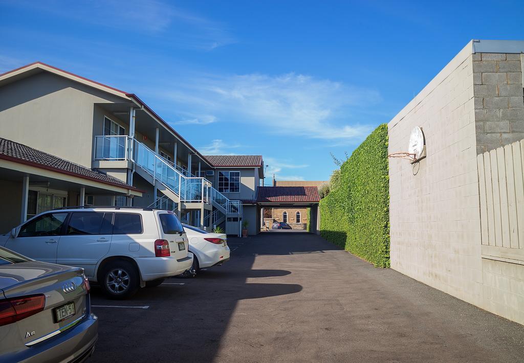Redwood Manor Motel Apartments Warrnambool Exterior photo