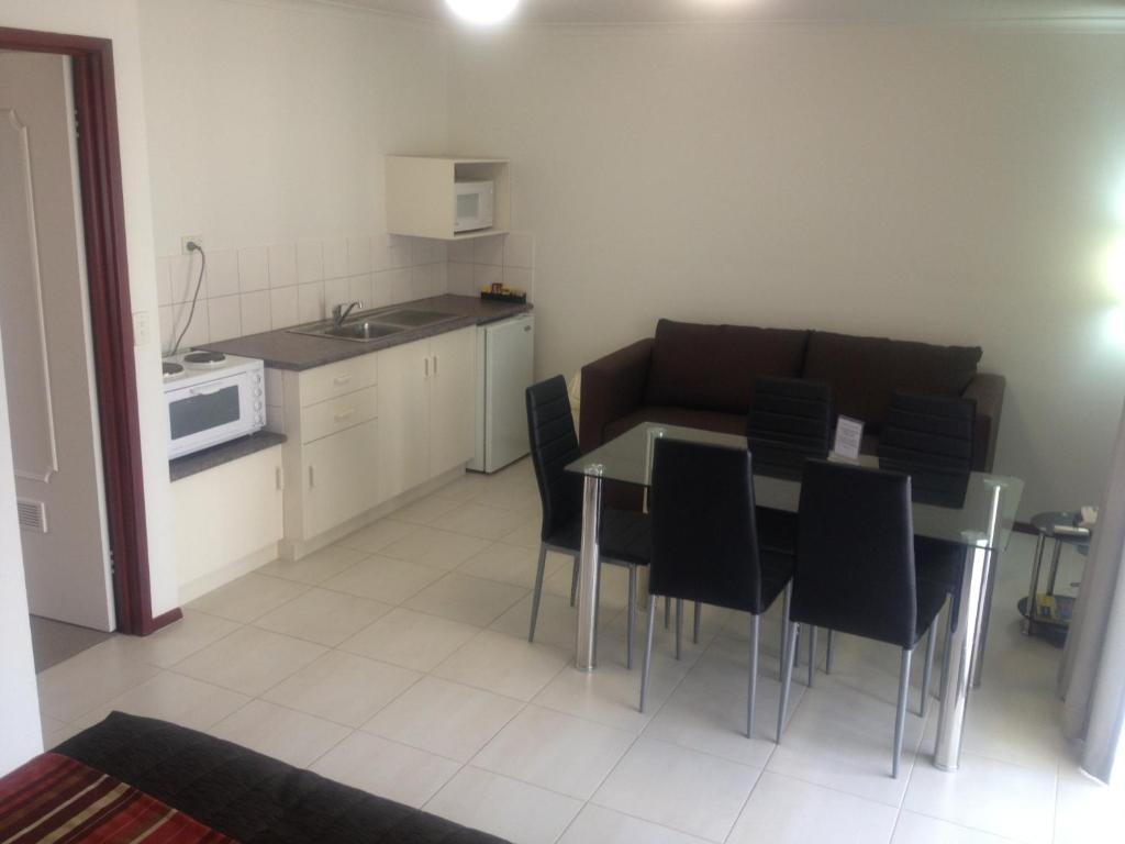 Redwood Manor Motel Apartments Warrnambool Room photo