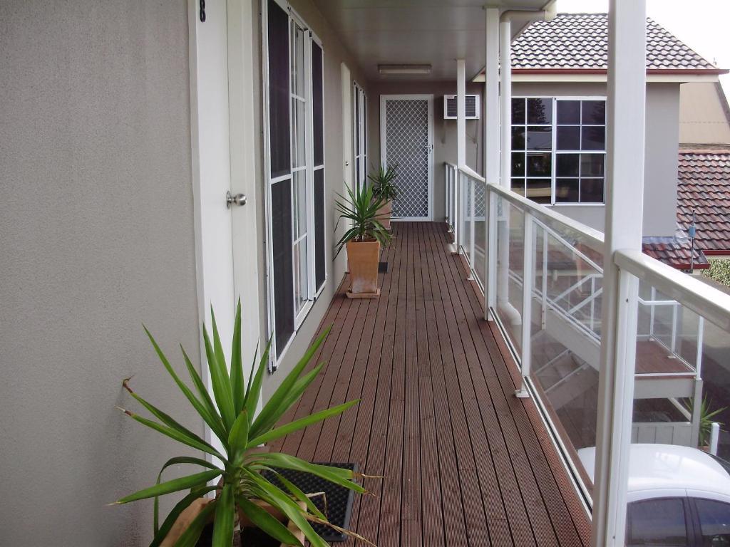 Redwood Manor Motel Apartments Warrnambool Exterior photo
