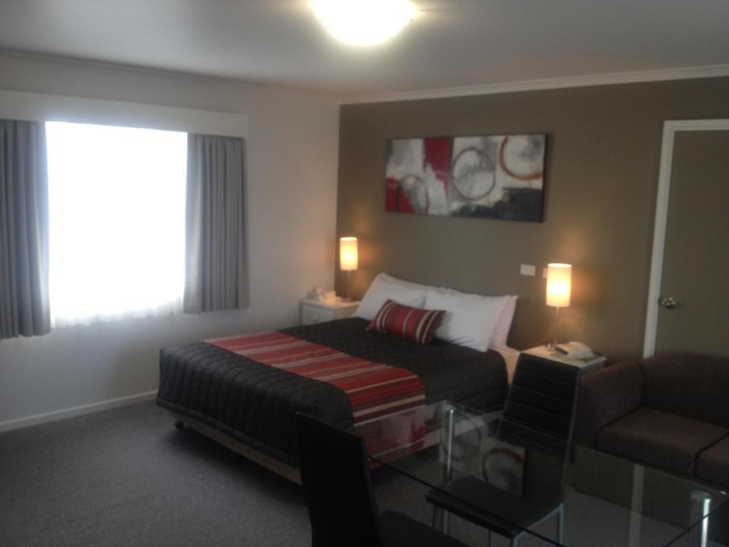 Redwood Manor Motel Apartments Warrnambool Exterior photo
